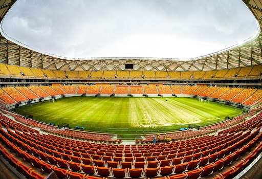 Atleti impegnati in una scena sportiva intensa
