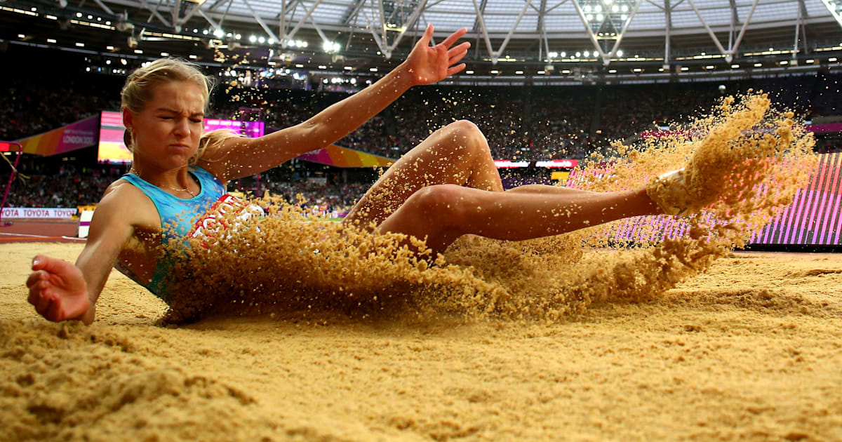 Nuotatore in gara durante una prova importante